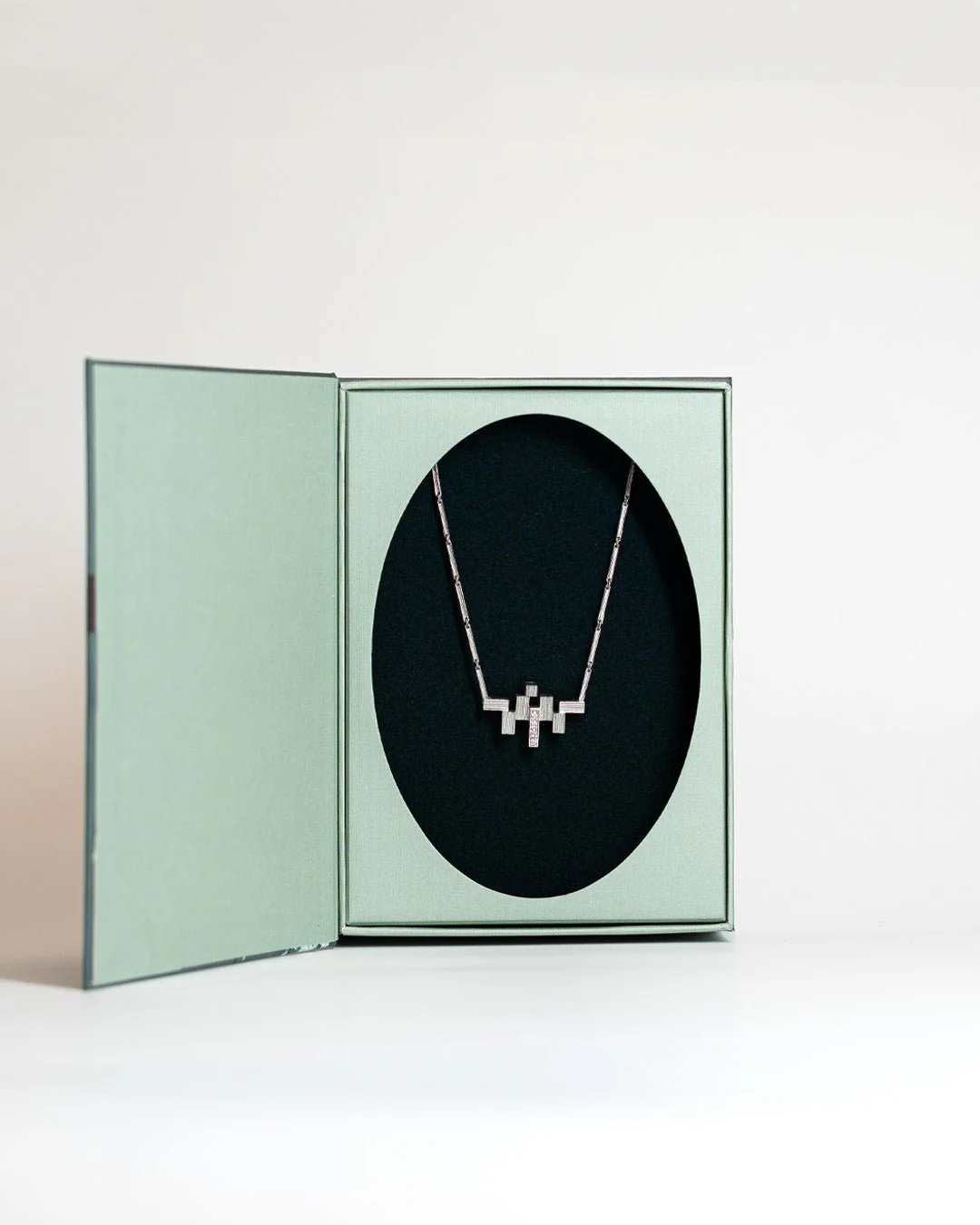 Amore Necklace 4x0,03 white gold - Image 3