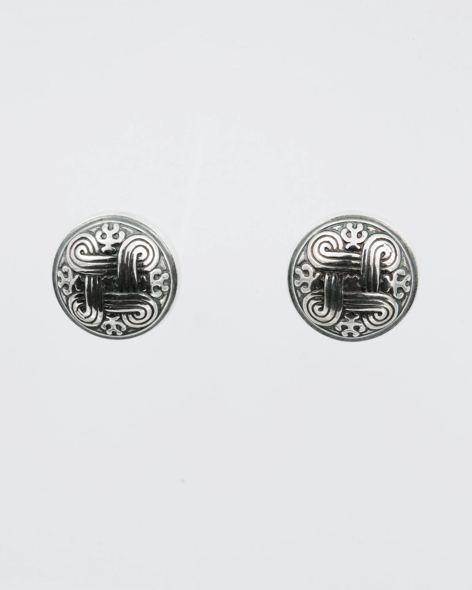 Kept Hannunvaakuna stud earrings silver