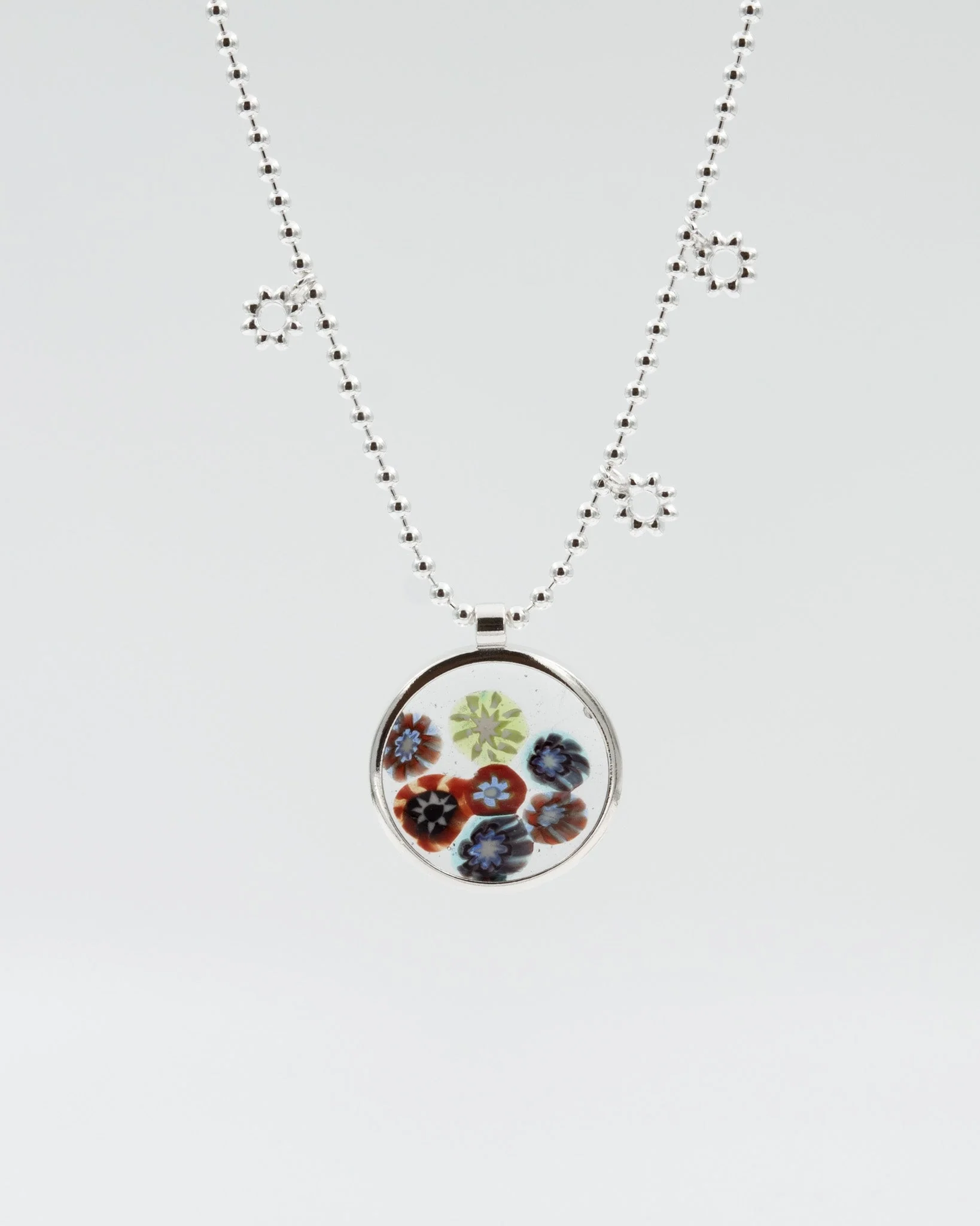 Pidetty Millefiori-riipus iso 55 cm hopea