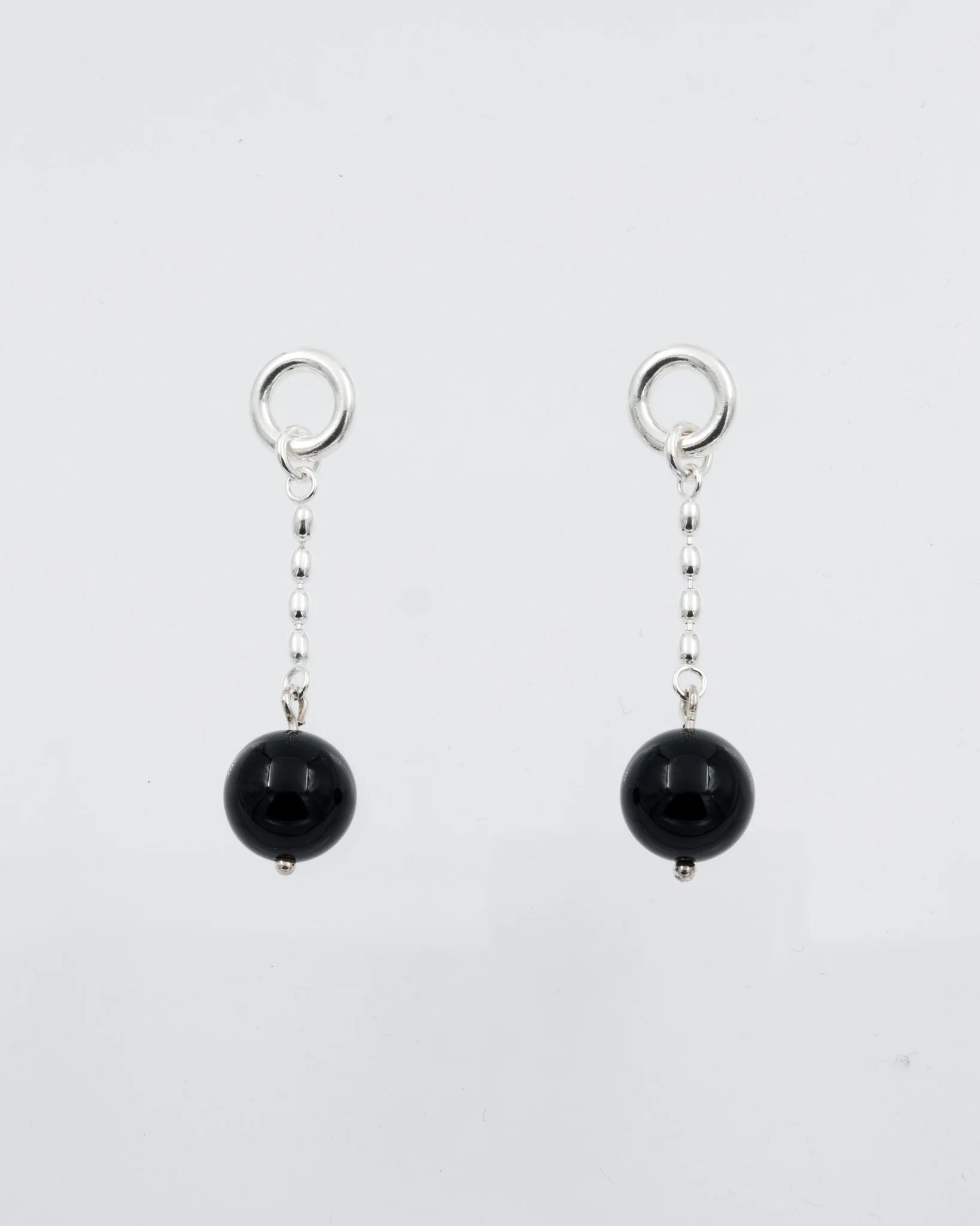 Kept Pore earrings in silver onyx
