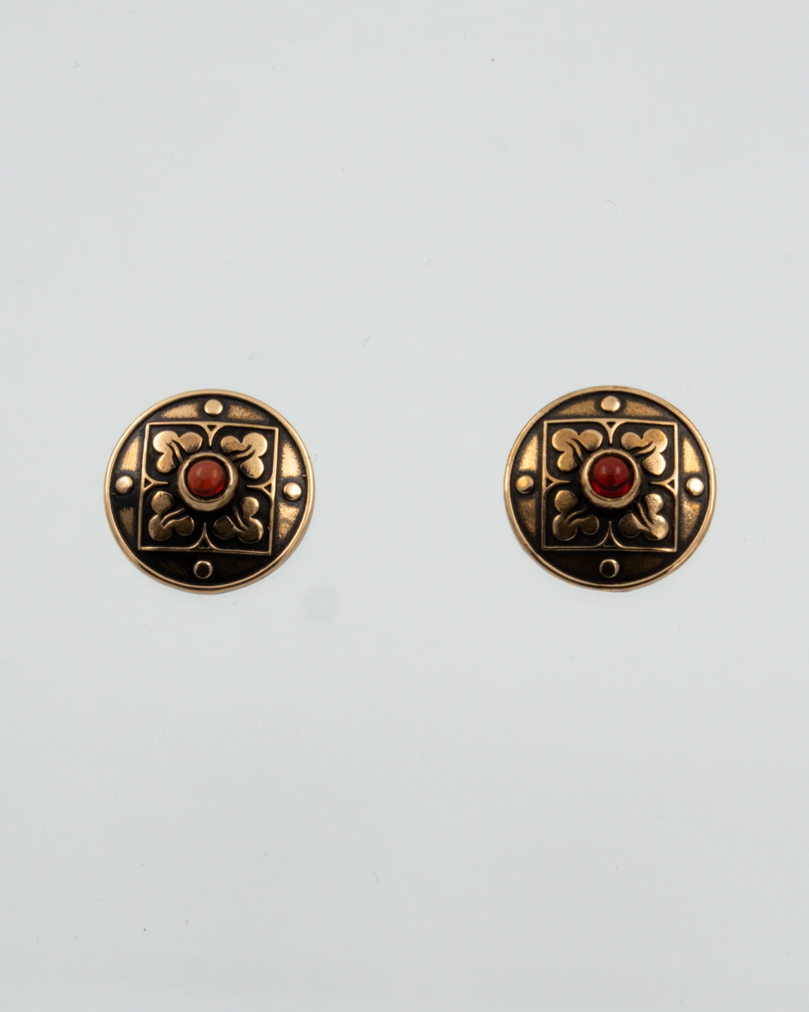 Kept St. Birgitta earrings bronze pin garnet