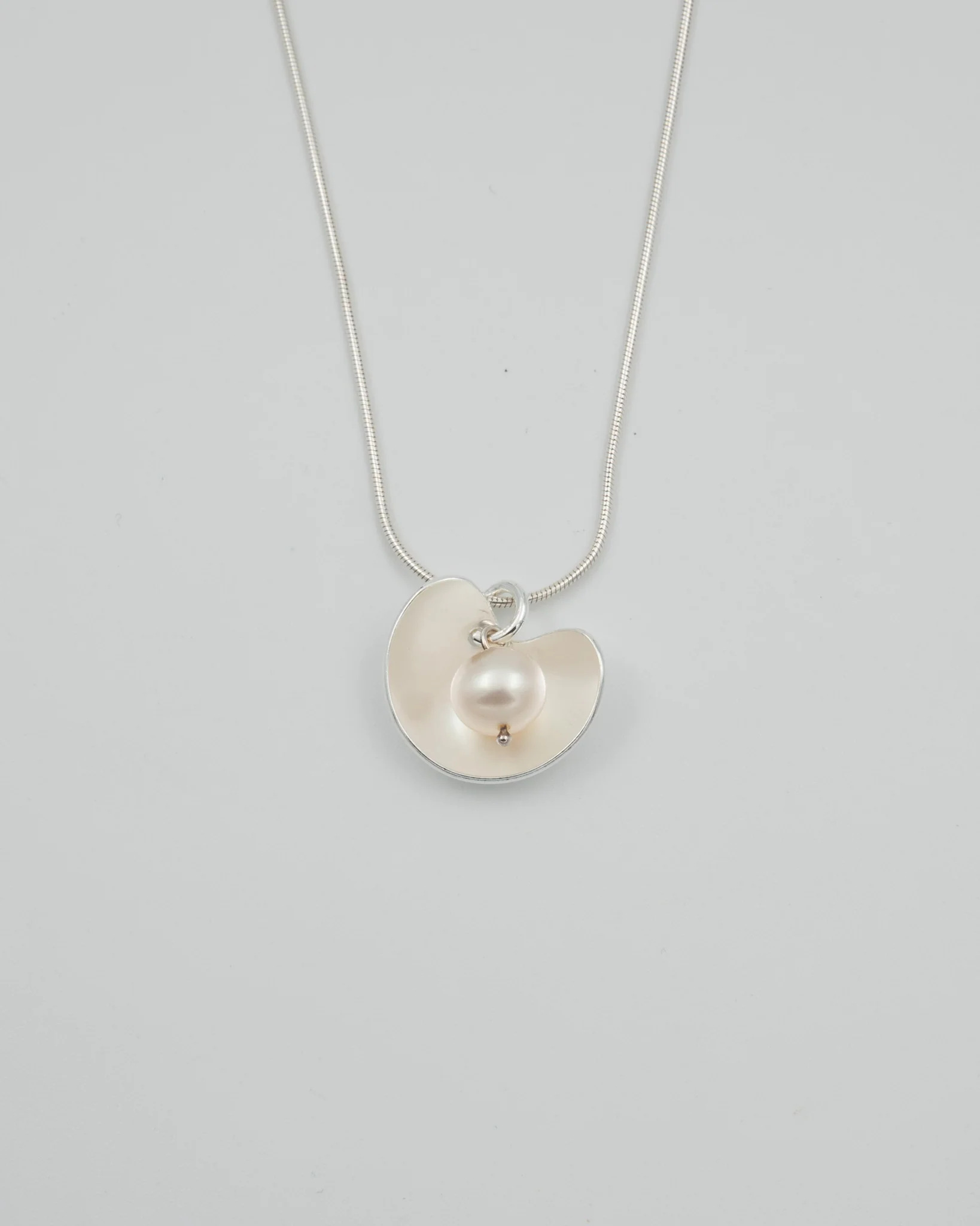Kept in Suojassa pendant 45 cm silver pearl