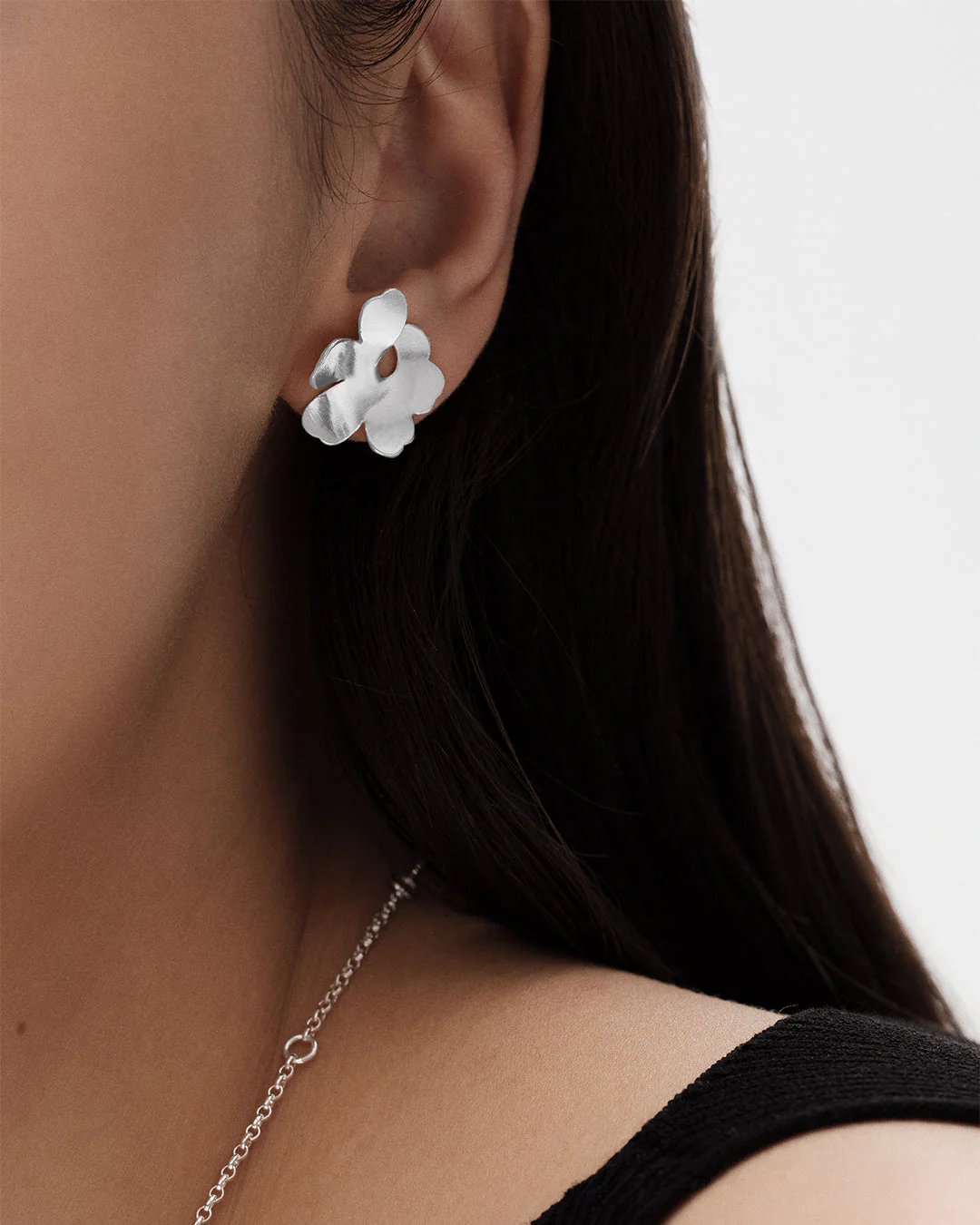 Unikko single miniature earring silver - Image 2