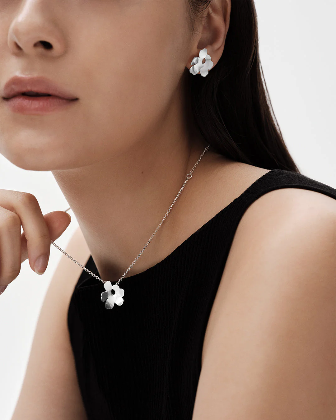 Unikko single miniature earring silver - Image 3